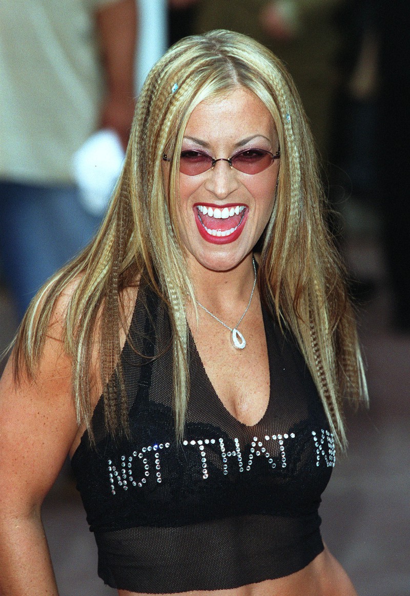 Anastacia trägt sogar beide Beautytrends der 90er: Getönte Sonnenbrille und gekreppte Haare.