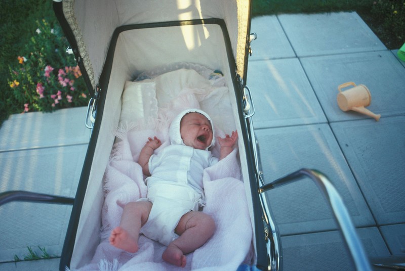 Ein Baby, das im Kinderwagen liegt und sicherlich einen wunderschönen Vintage-Vornamen besitzt.