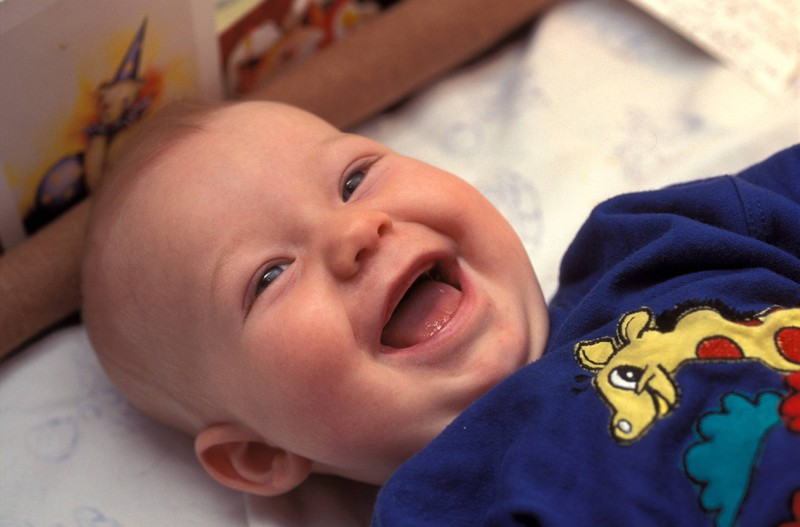 Ein Baby, das lächelt, weil es so einen schönen Retro-Namen trägt