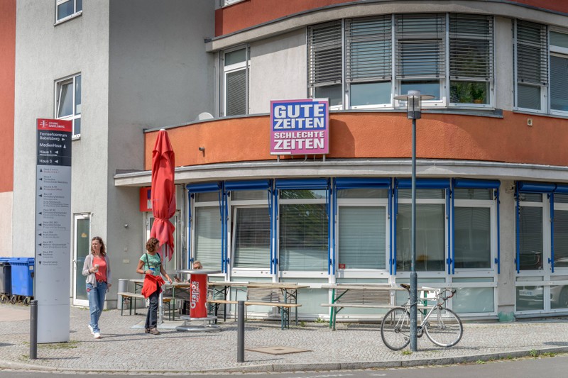 In Babelsberg steht ein großes GZSZ Studio, das ein ganzer Filmpark ist.