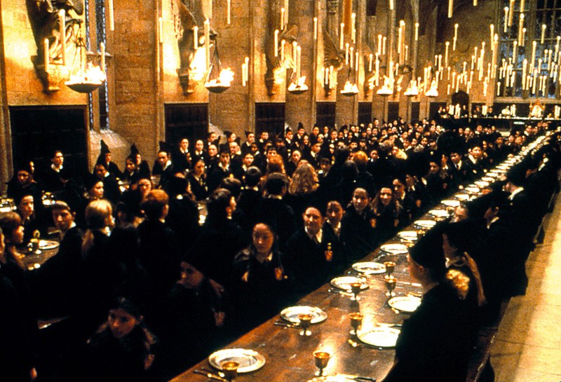 Festmahl-Szene in "Harry Potter und der Stein der Weisen"