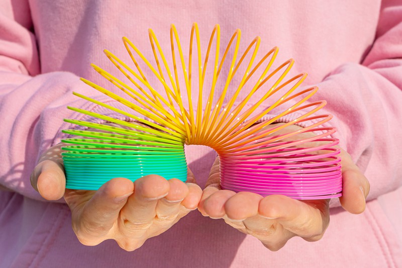 Farbige Regenbogenspirale; beliebtes Spielzeug aus den 90er Jahren