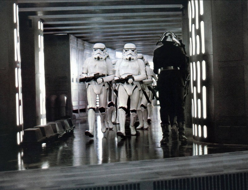 Eine berühmte Szene aus Star Wars, in der sich einer der Stormtrooper den Kopf stößt