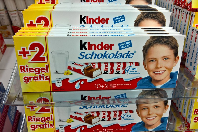 Der Junge war auf der Kinderschokolade zu sehen