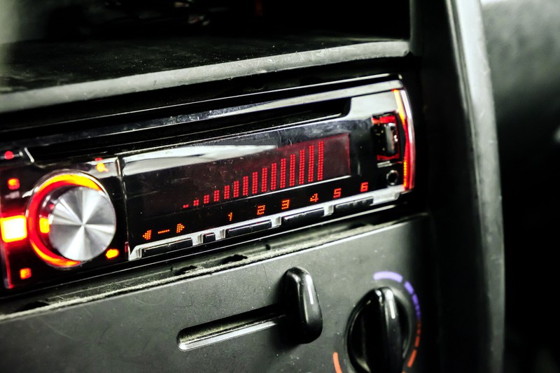 In ein cooles Auto gehörte ein cooles Radio mit CD-Fach.