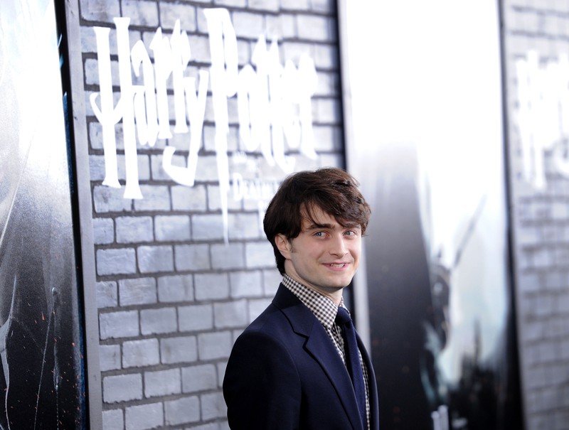 In den Büchern hat Harry Potter grüne Augen. Da Daniel Radcliffe die Kontaktlinsen aber nicht vertragen hat, hat Harry Potter in den meisten Szenen blaue Augen.