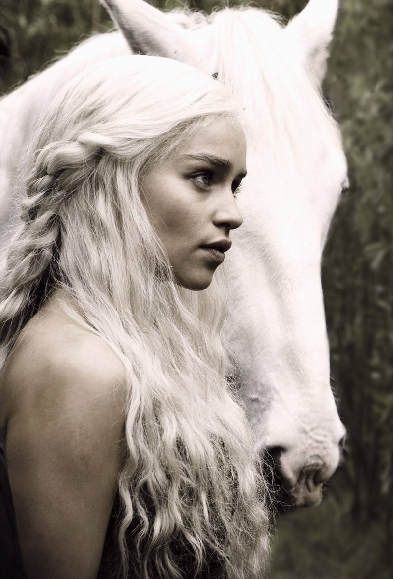 In der ersten Staffel trägt Daenerys lange, geflochtene Zöpfe.