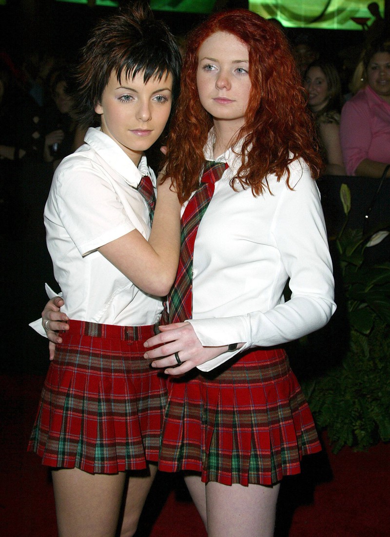 t.A.T.u. brachten Anfang der 2000er den Schulmädchen-Look wieder in Mode.