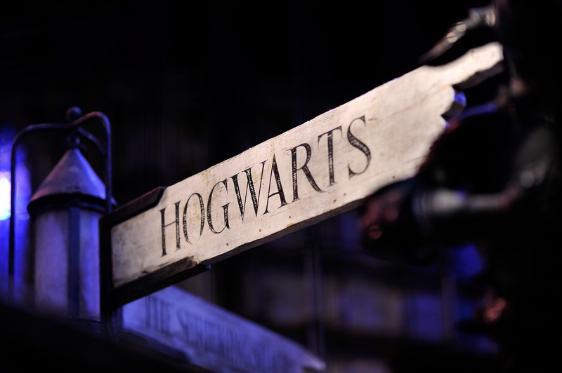 Das Schild weist den Weg nach Hogwarts: Meisterst du das Quiz für Harry Potter Fans?