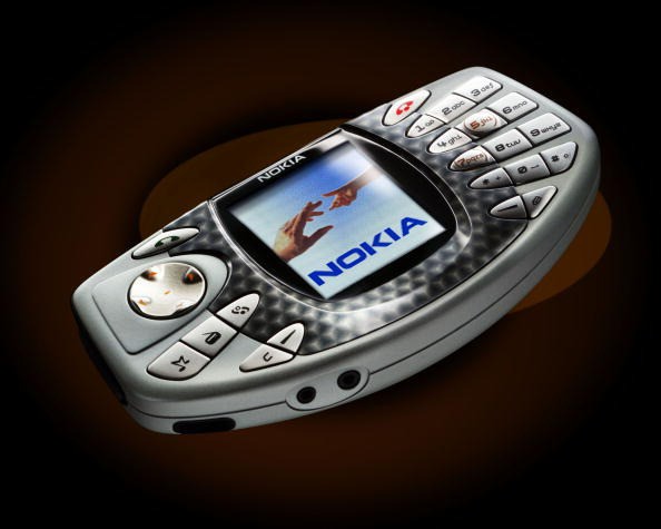 Das als „Gamer-Handy“ bekannte Nokia N-Gage ist im Neuzustand noch einiges wert.