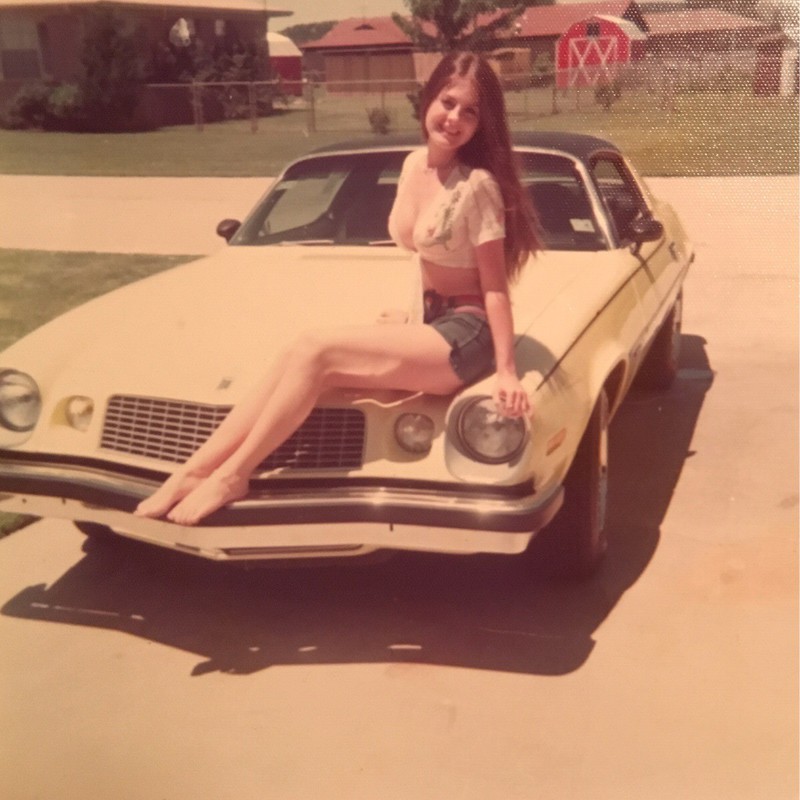 Die Mutter eines Reddit-Users in den 70ern: Stilecht vom Auto bis zur Kleidung