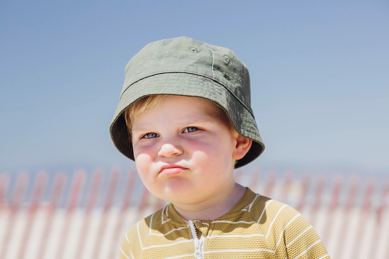 Ein kleiner Junge mit Hut, dem ein Vorname aus den 80ern gut stehen würde.