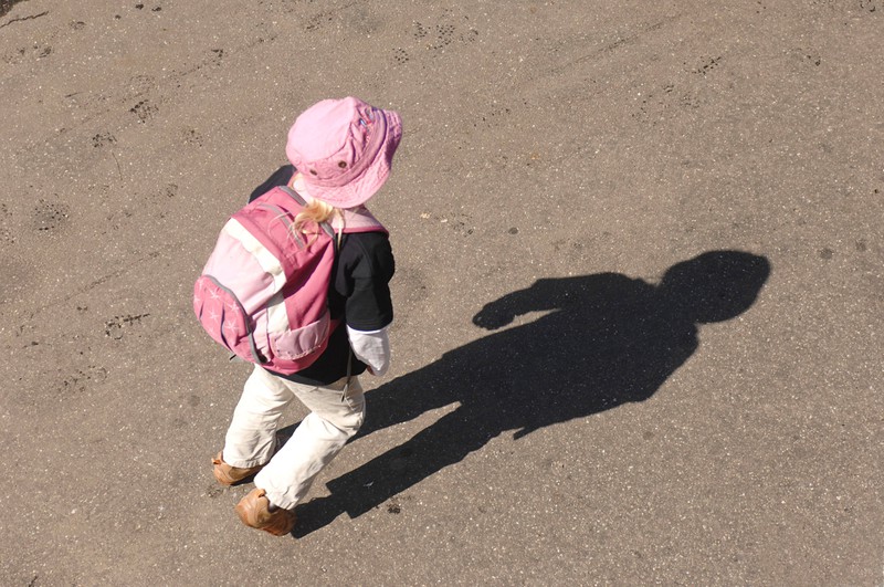 Ein kleines Kind mit Rucksack, das einen schönen Namen aus den 80ern trägt.