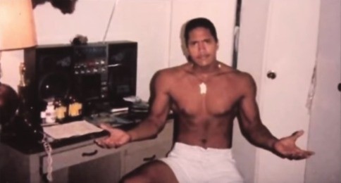 Dwayne Johnson zeigte schon in jungen Jahren seinen Körper.