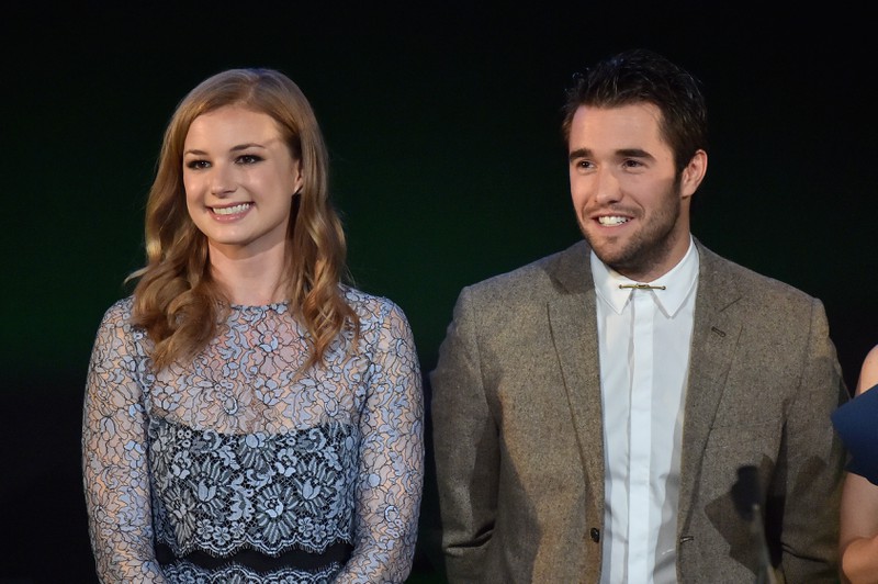 Auf dem Bild sieht man Emily VanCamp und Josh Bowman