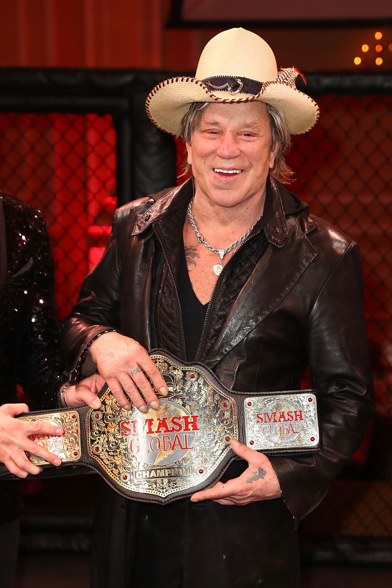 Es geht um schöne Promis und man sieht Mickey Rourke.