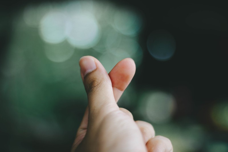 Dieses Bild zeigt Finger, die einen Kreis bilden.