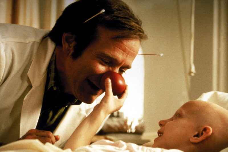 Das Leben und Wirken des Arztes Hunter Doherty "Patch" Adams wurde 1998 mit Robin Williams verfilmt. Der Film heißt "Patch Adams"