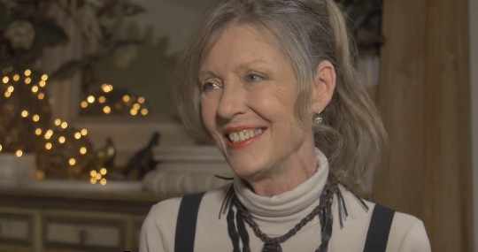 Man sieht Anne Schedeen und es geht um die Darsteller von Alf heute.