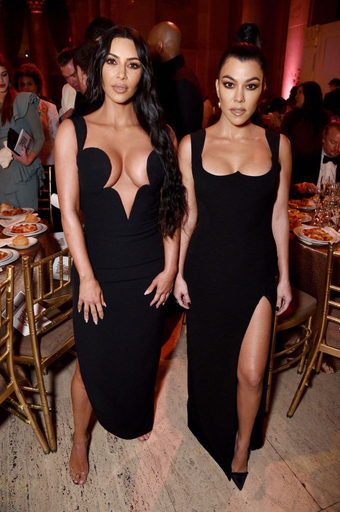 Ein Abend ohne die Kinder: Kim und Kourtney Kardashian auf einem Event.