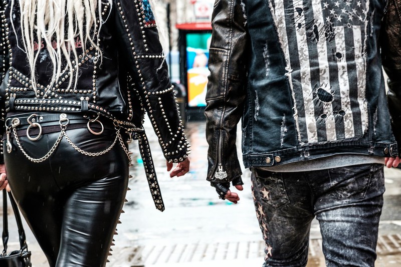 Schwarz gekleidete Teenager auf der Straße