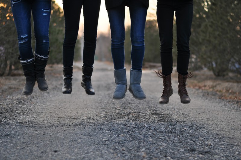 Teenager mit typischem Outfit, Skinny Jeans in Stiefeln