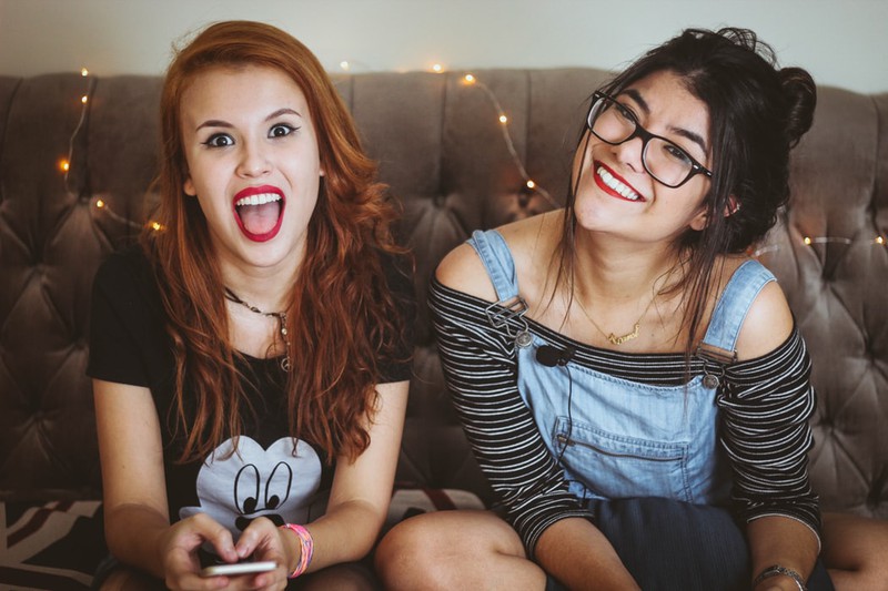 Teenager, die durch peinliche Phasen gehen