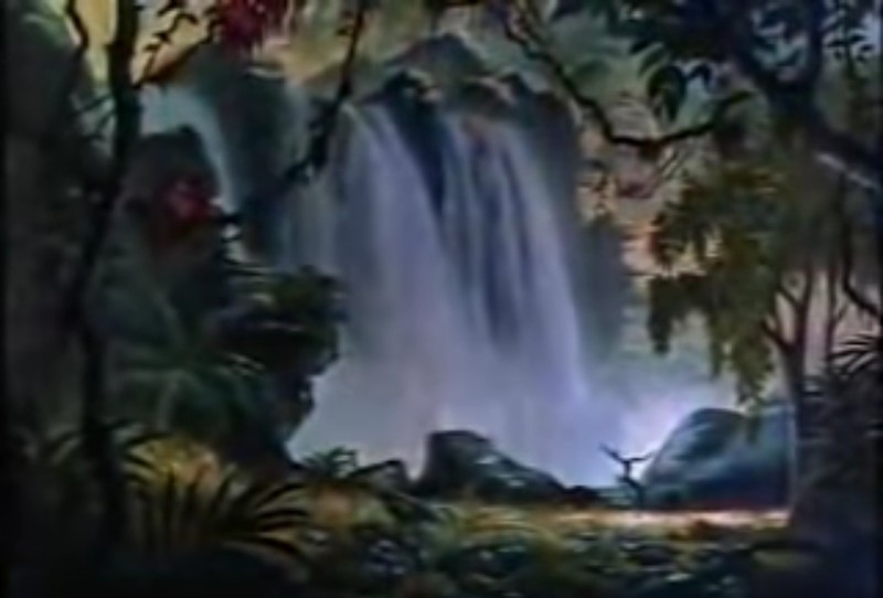 Die Kulisse eines Wasserfalls im Dschungel