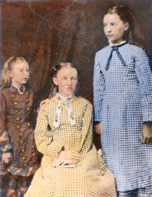 Die echten Schwestern Carrie, Laura und Mary Ingalls.