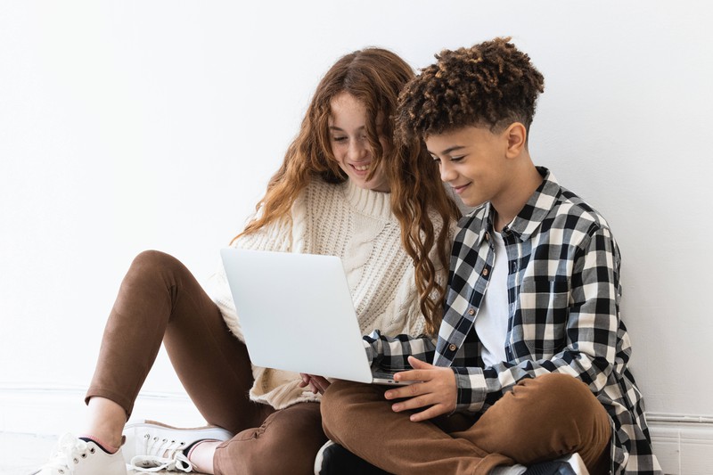 Kinder vor dem Laptop