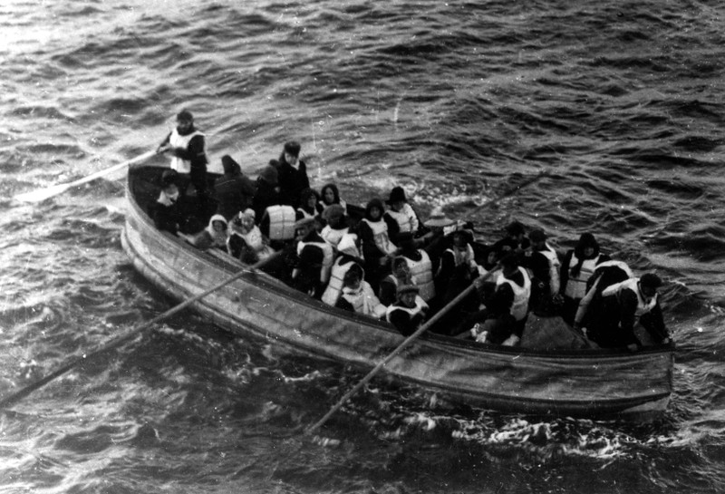 Überlebende des Titanic-Unglücks in einem Rettungsboot