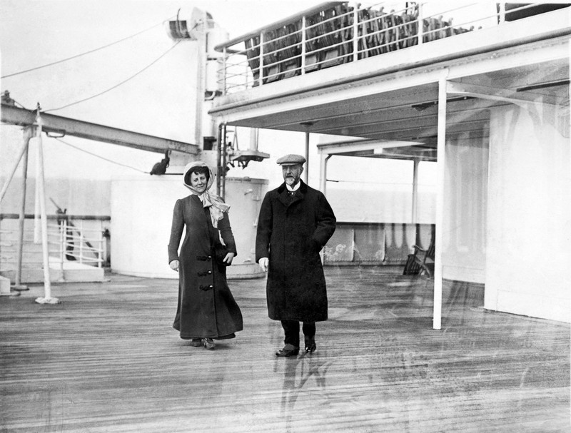 Zwei Passagiere an Deck
