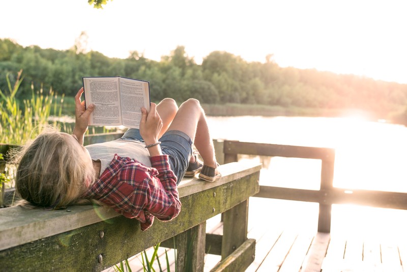 Teenie liest Bücher