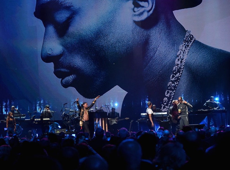 EIn Tribute-Konzert zeigt Tupac im Hintergrund