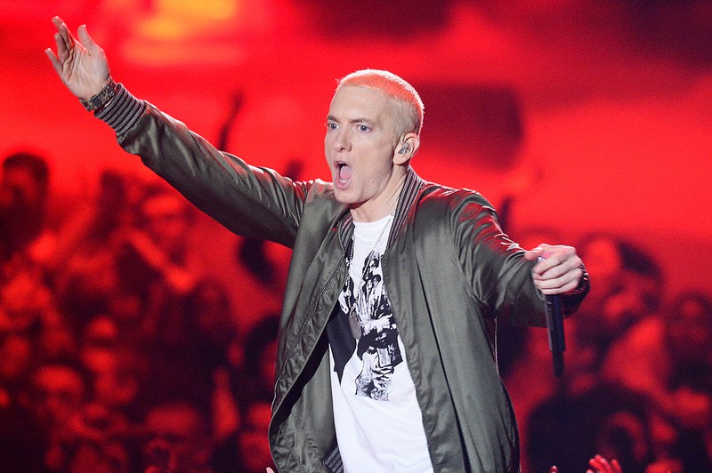 Der Rapper Eminem auf einer Bühne