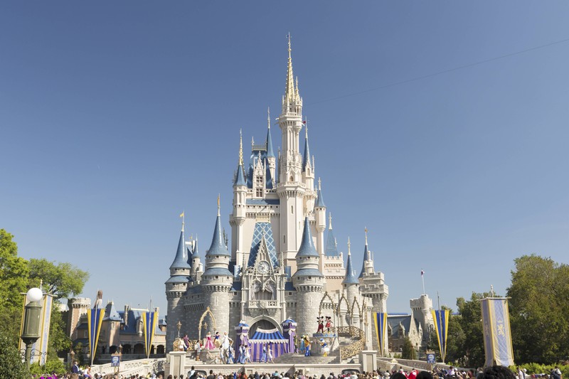 In dem Märchen von Aschenputtel geht es im Original um eine düstere Geschichte, die Disney abgewandelt hat.
