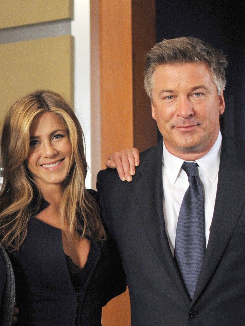 Alec Baldwin macht Witze über Jennifer Aniston.