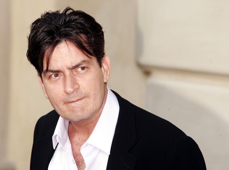 Auf dem Bild ist Charlie Sheen, der sich aufgrund von Drogenexzessen in eine Entzugsklinik einwies