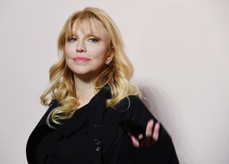 Man sieht Courtney Love, die zwischenzeitlich mit Kurt Cobain liiert war und Heorinsüchtig war, sodass sie in eine Entzugsklinik eingewiesen wurde