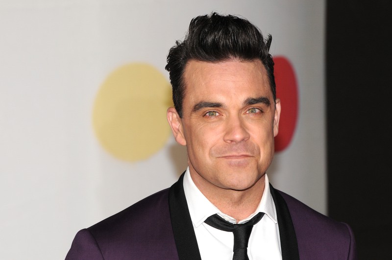 Man sieht Robbie Williams, der selbst mal Drogen- und Medikamentenabhängig war und in eine Entzugsklinik eingewiesen wurde