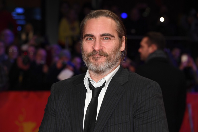 Man sieht Joaquin Phoenix, der sich aufgrund von Alkhoholproblemen in eine Klinik einweisen lassen musste