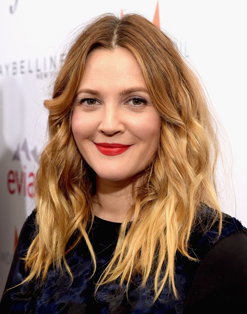 Man sieht Drew Barrymore, und man weiß, dass sie mit 13 Jahren in eine Entzugsklinik von ihrer Mutter eingewiesen wurde