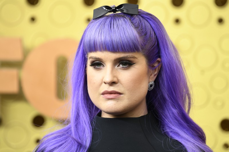 Man sieht Kelly Osbourne und weiß, dass sie wegen Medikamentenabhängigkeit drei mal in eine Entzugsklinik musste