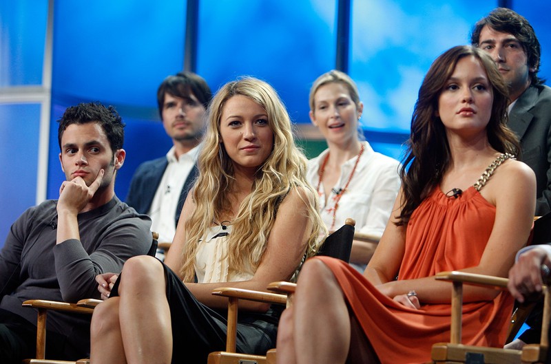 Zu sehen sind die Darsteller von Gossip Girl und Dan Humphrey, der laut Autor nicht Gossip Girl sein sollte.