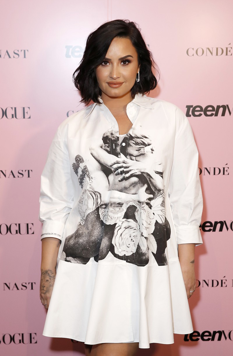 Man sieht Demi Lovato, die wieder gesund ist aber früher mit depressiven und emotionalen Problemen zu kämpfen hatte