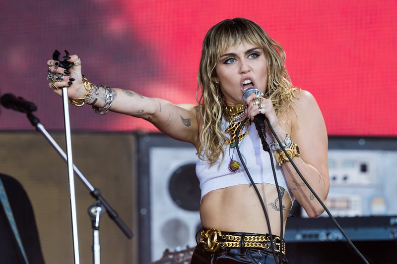 Man sieht Miley Cyrus, wie sie in das Mikrophon brüllt. Und völlig erwachsen und verrucht erscheint