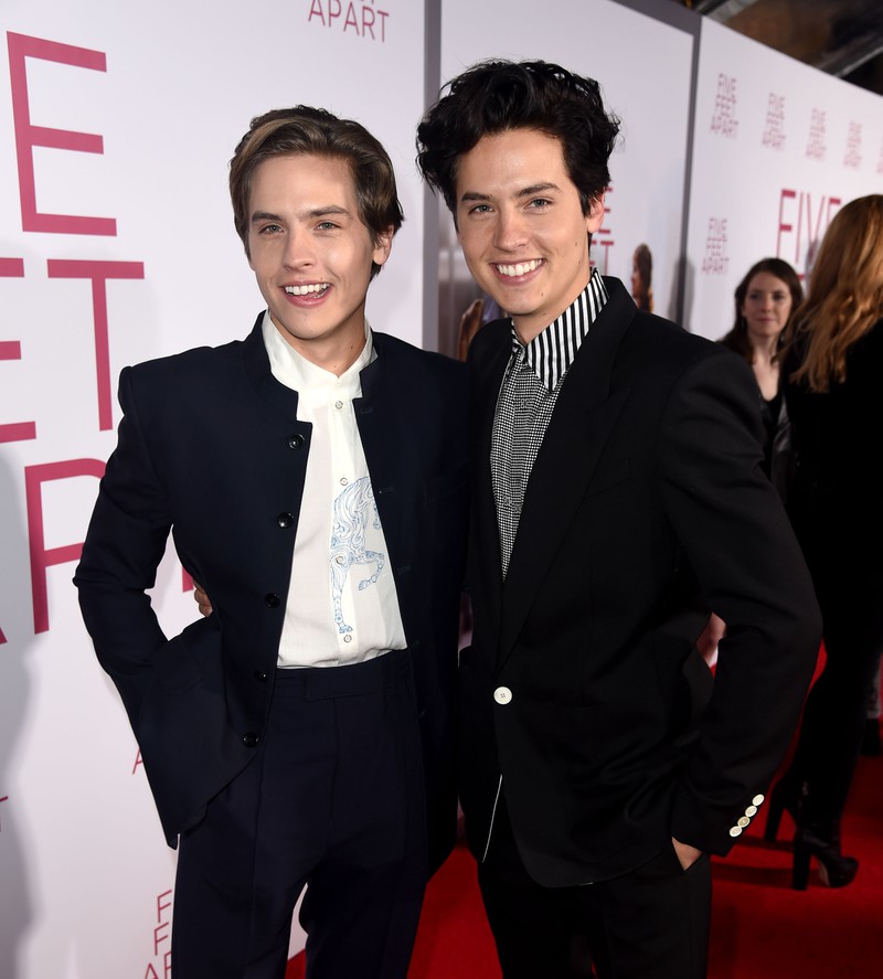 Man erkennt Dylan und Cole Sprouse als 27-Jährige, die sich im Schauspielbusiness versuchen