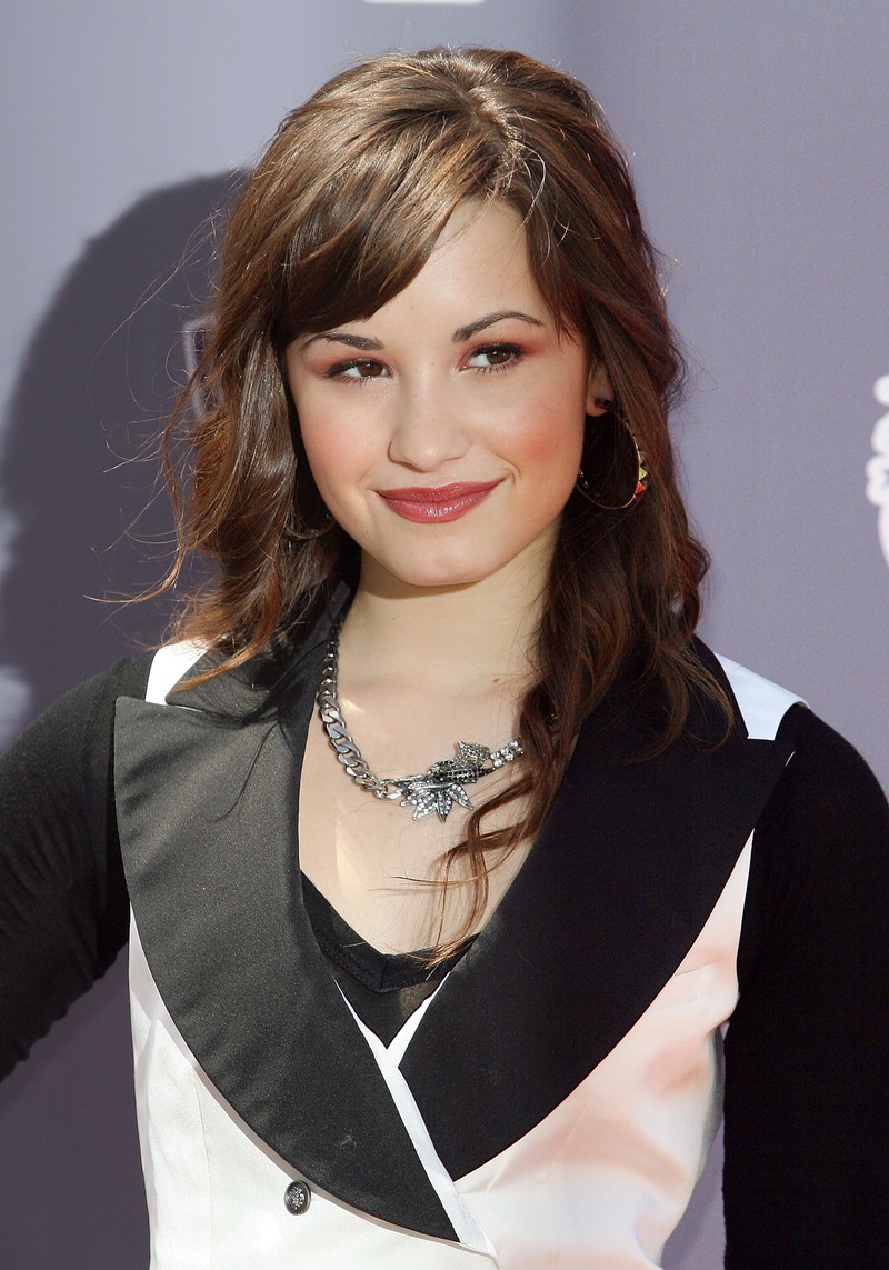 Man sieht Demi Lovato, als sie noch ganz jung mit 16 Jahren beim Disney-Film Camp Rock mitgewirkt hat