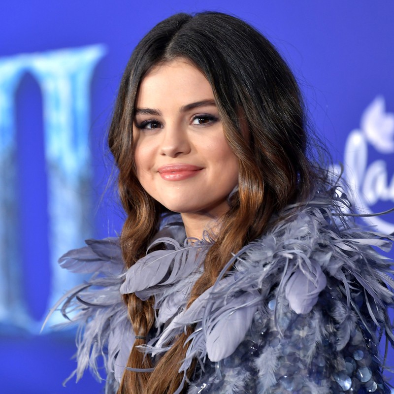 Man sieht Selena Gomez als 27-Jährige, die mittlerweile als Sängerin tätig ist und auf der Disney-Premiere von Frozen war