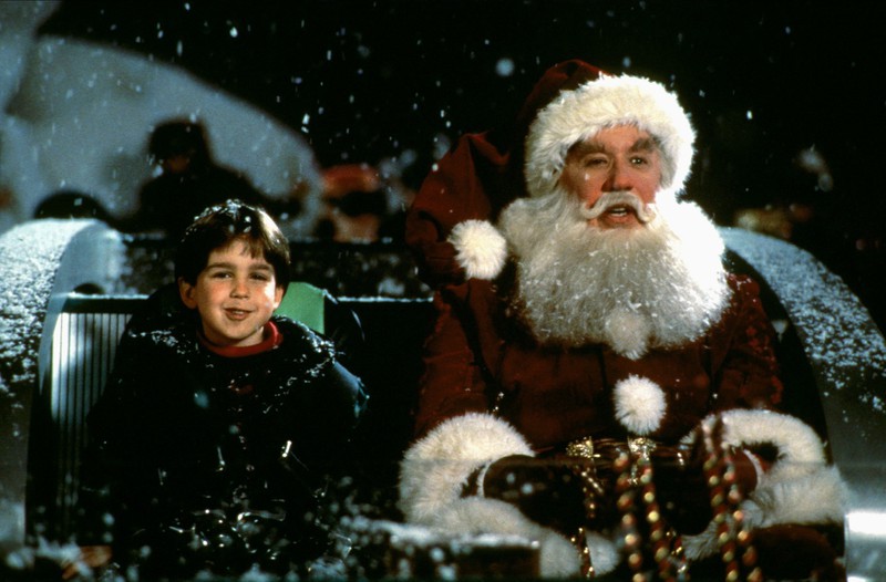 In "Santa Clause: Eine schöne Bescherung" spielt Eric Lloyd den kleinen "Charlie" - heute ist er kaum wieder zu erkennen.